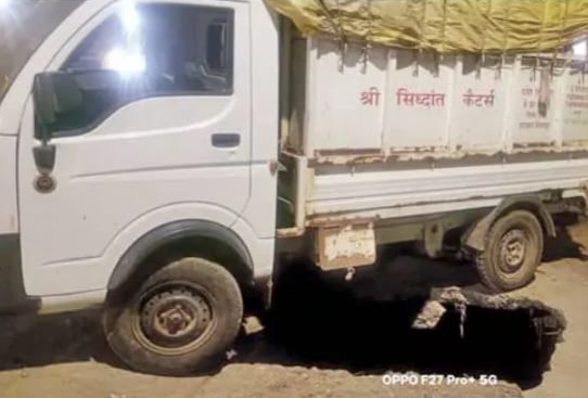 पिकअप खड़ी करते ही धंसी सड़क, इंच भर से टला बड़ा हादसा