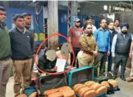 हावड़ा मेल में 30 लाख से अधिक का गांजा ले जाते दो युवक गिरफ्तार