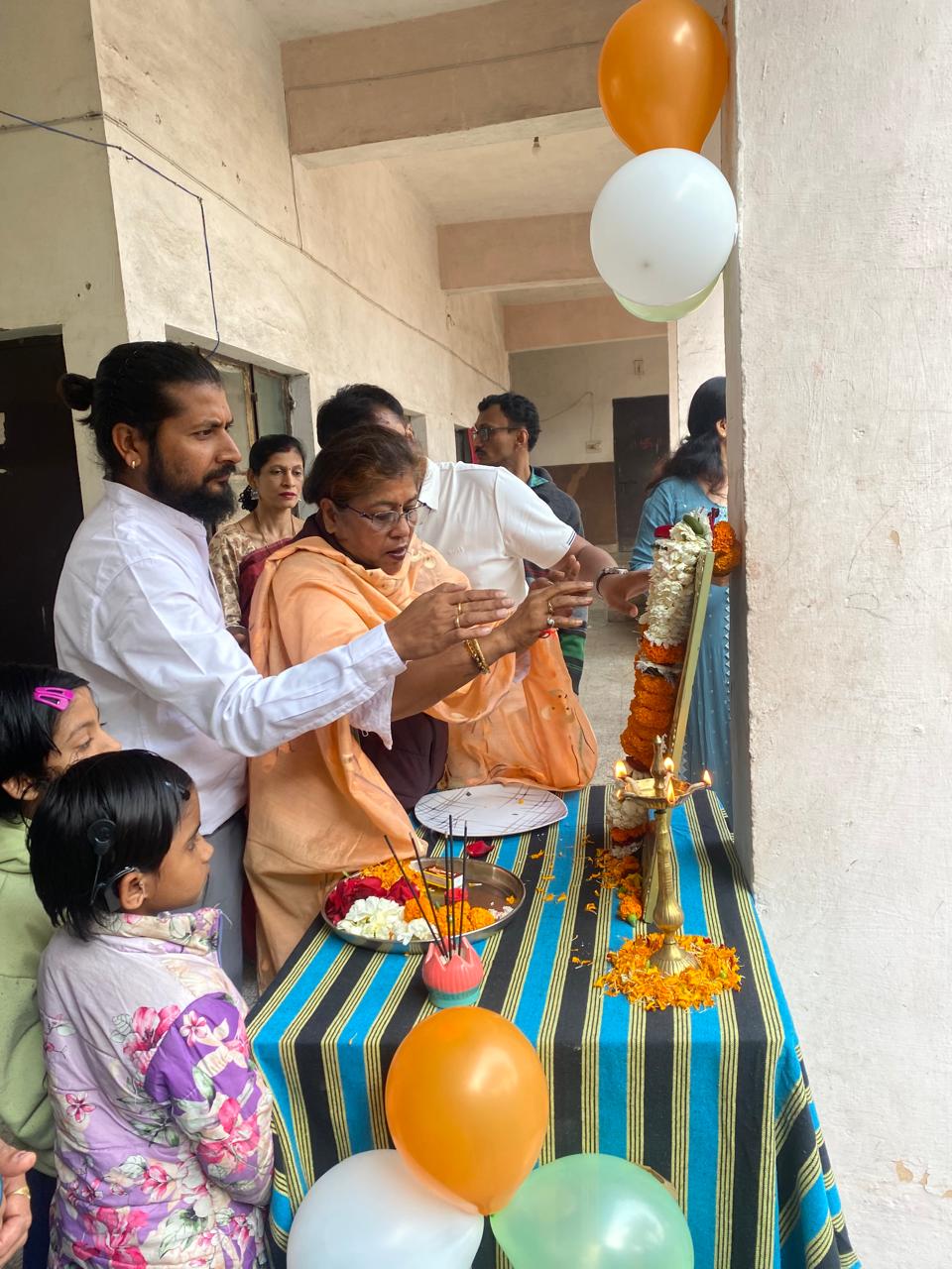 सत्य साईं हेल्प वे श्रवण बाधित बालिका आवासीय विद्यालय में अर्किटेक्ट नीना असीम, अध्यक्ष द्वारा फहराया गया तिरंगा