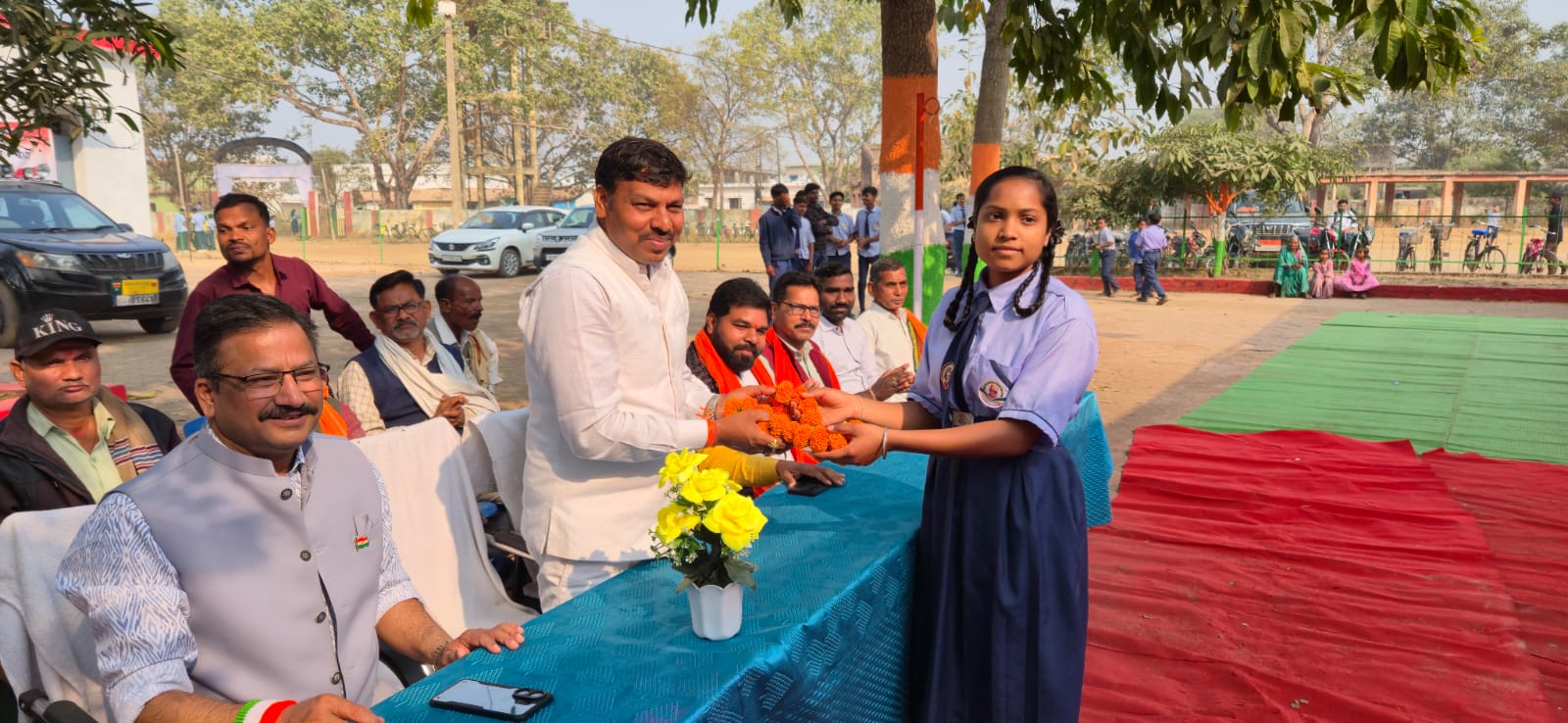 मस्तूरी के स्कूलों में गणतंत्र दिवस की धूम, बीजेपी नेता चंद्र प्रकाश सूर्या ने किया ध्वजारोहण और बच्चों ने बिखेरे संस्कृति के रंग