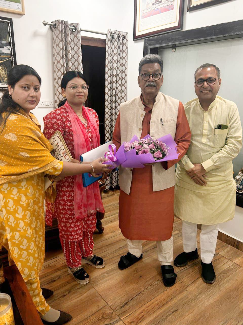 आत्मानंद स्कूलों के बंद होने से नाराज़ हुए महंत,भूपेश और टी एस,पूर्व विधायक शैलेश पांडेय के साथ जाकर मिले शिक्षक