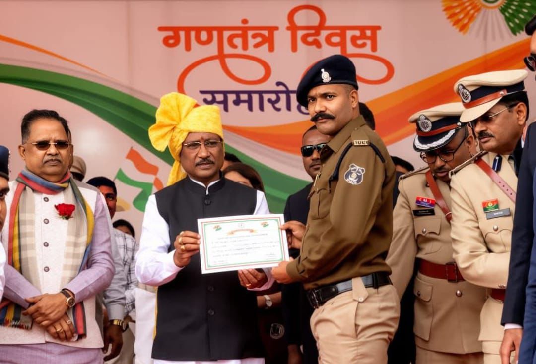 गणतंत्र दिवस पर बहादुरी का सम्मान: आरक्षक आशीष राठौर और बीरेंद्र राजपूत को मुख्यमंत्री विष्णुदेव साय ने दिया प्रशस्ति पत्र