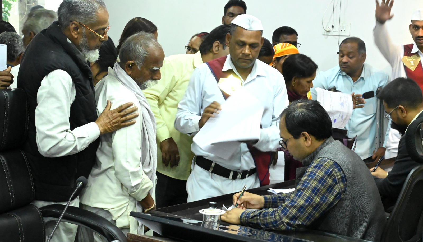 कलेक्टर ने जनदर्शन में सुनी लोगों की समस्याएं