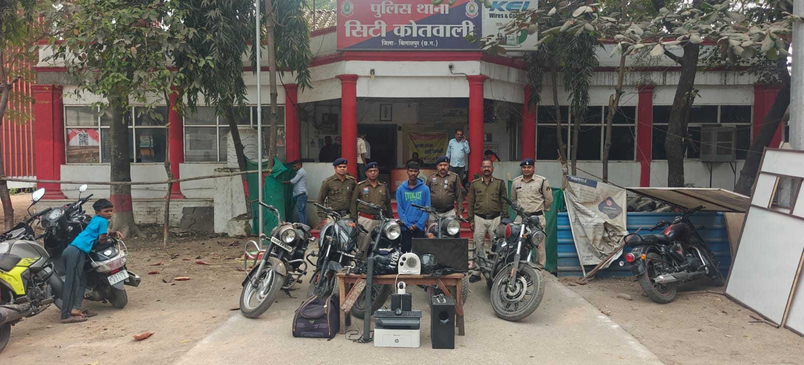 मोटरसाइकिल चोर गिरोह का भंडाफोड़, 5 बाइक व चोरी का सामान बरामद