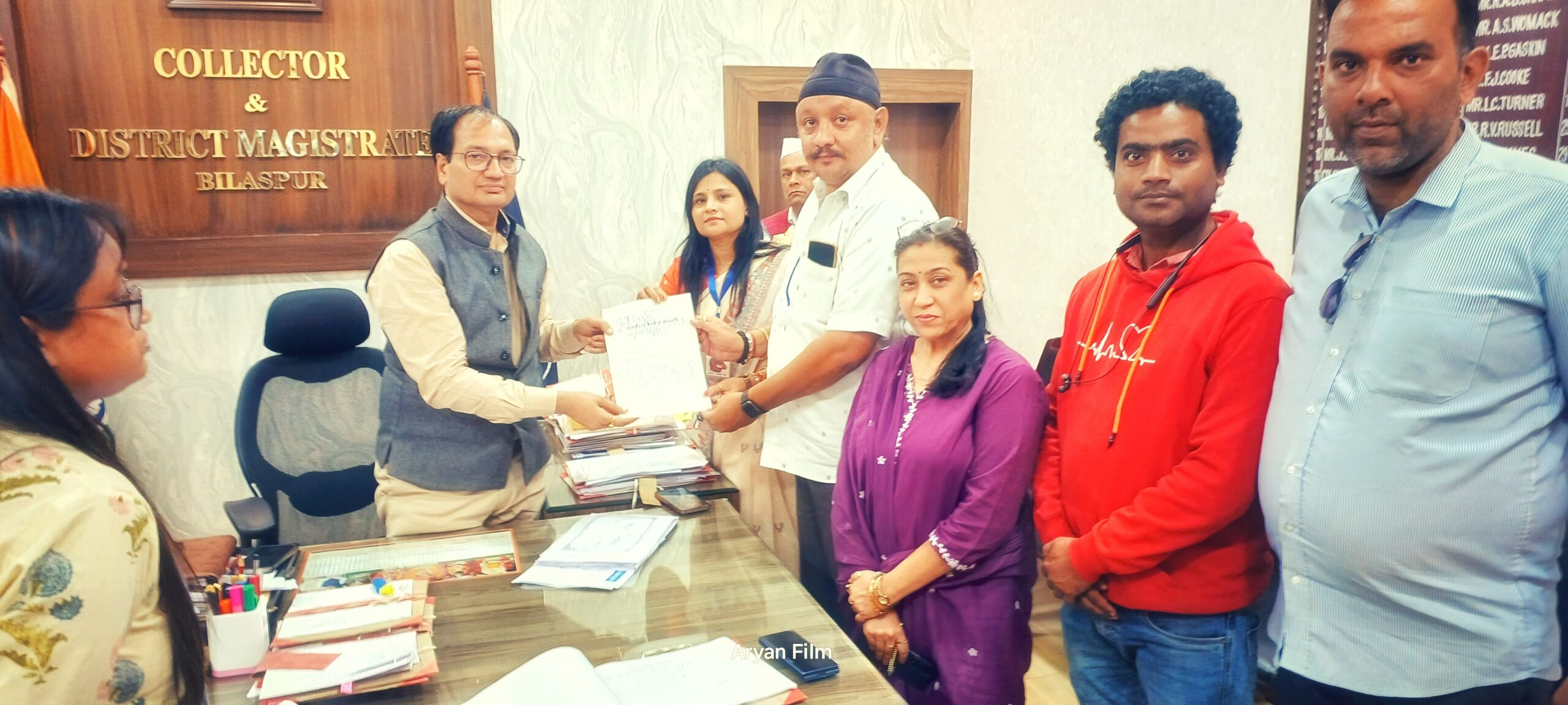 खुलेआम बिक रही नशे की सामग्री पर सामाजिक संगठनों ने उठाई आवाज, कलेक्टर-एसपी को सौंपा ज्ञापन