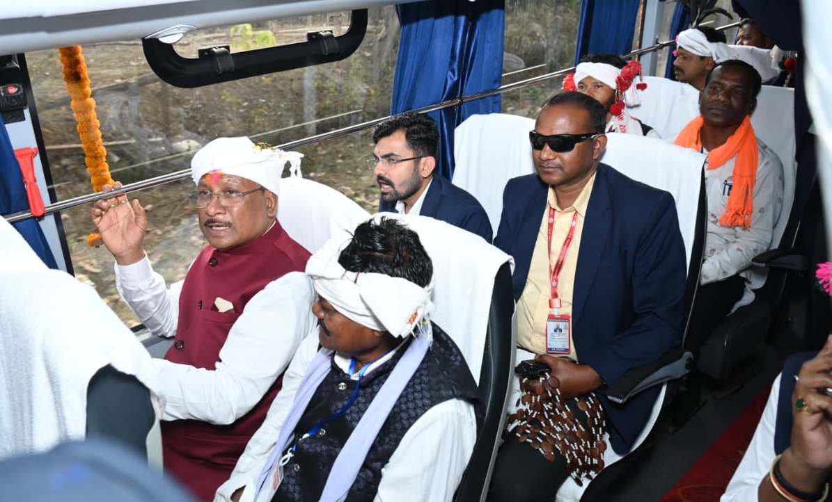 सुदूर वनांचलों को मिली कनेक्टिविटी की नई ताकत,मुख्यमंत्री श्री साय ने किया कुरूसनार से बस में यात्रियों के साथ सफर