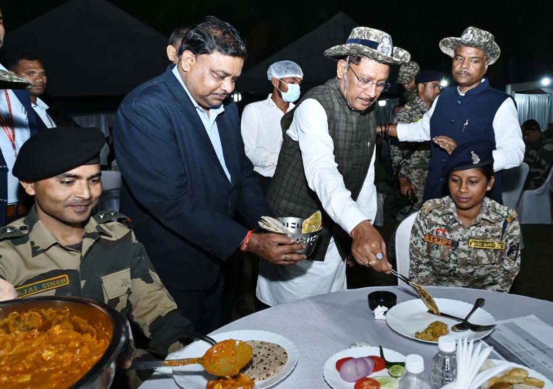 मुख्यमंत्री श्री साय नारायणपुर में जवानों से मिले और हौसला बढ़ाया,जवानों के साथ किया रात्रि भोज