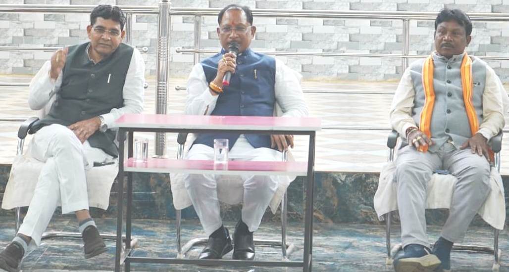 दिव्यांग बच्चों के बीच पहुंचे मुख्यमंत्री श्री साय,नारायणपुर के परीयना दिव्यांग आवासीय विद्यालय को बस देने की घोषणा