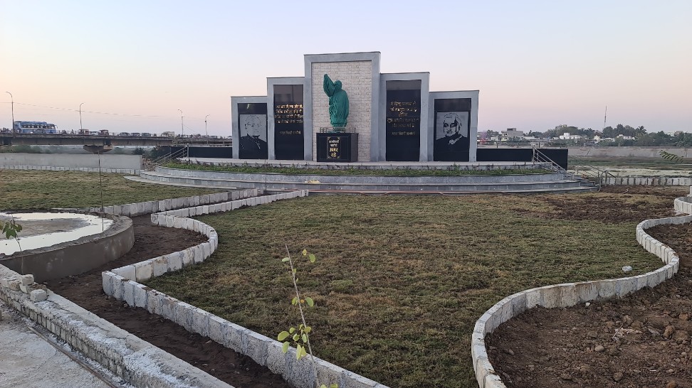 छत्तीसगढ़ के निर्माता अटल जी को बिलासपुर की भव्य श्रद्धांजलि, न्यू रिवर व्यू रोड पर निर्मित अटल परिसर 25 जनवरी को होगा उद्घाटित, इस क्षेत्र में पार्क , शॉपिंग जोन और मल्टीप्लेक्स थिएटर का युद्ध स्तर पर निर्माण जारी