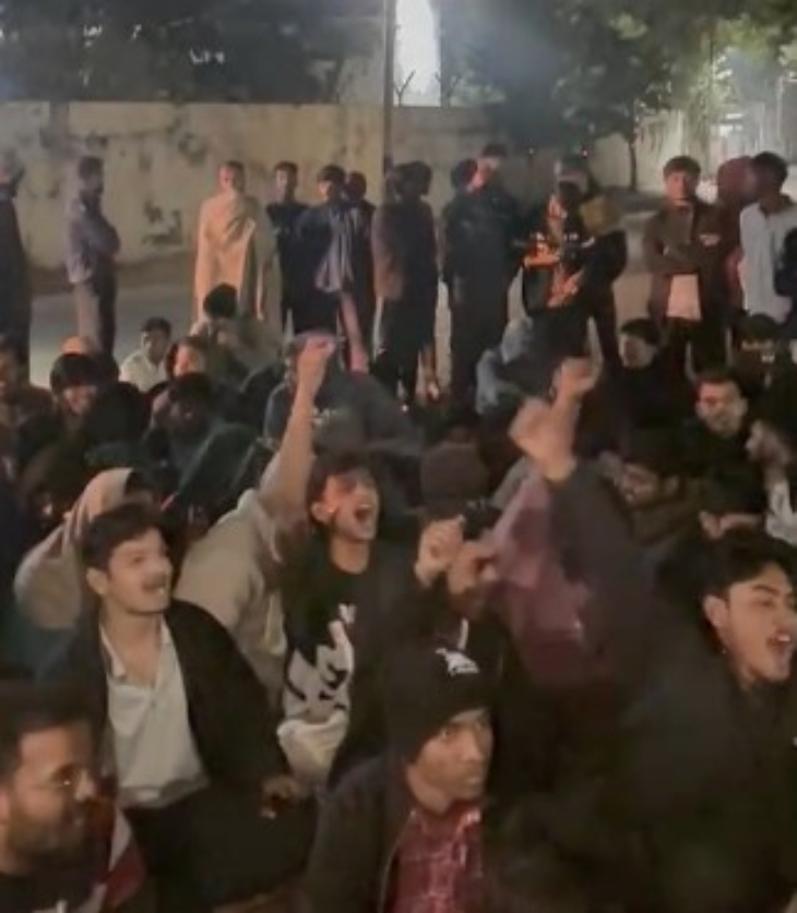 सीयू के अंबेडकर हॉस्टल में खराब भोजन का आरोप, छात्रों ने कुलपति निवास का दो घंटे किया घेराव