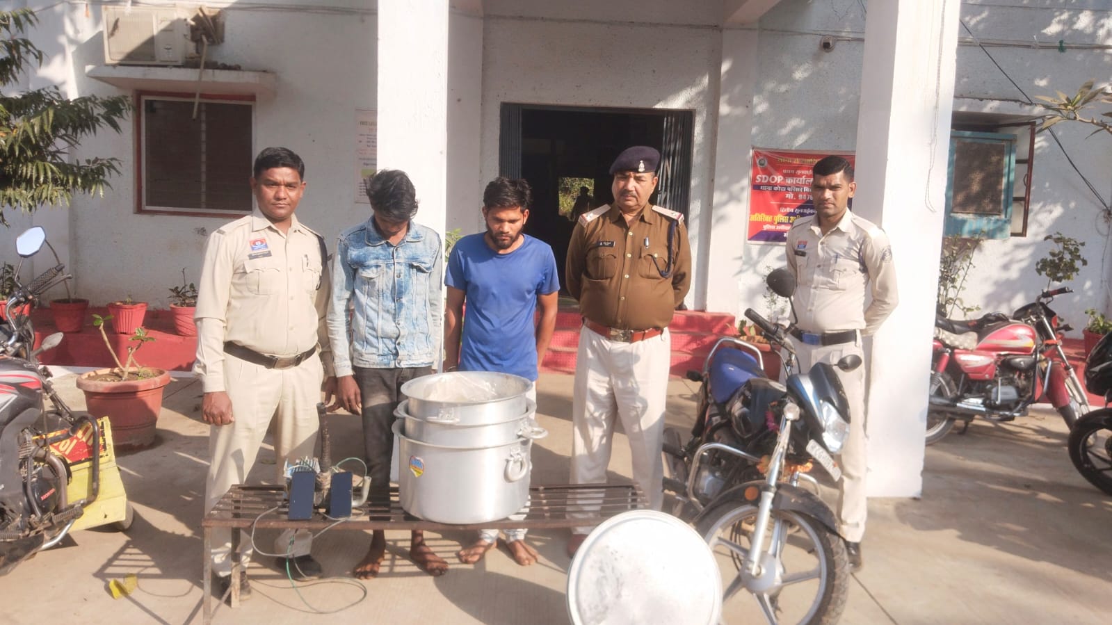 सूने मकान का ताला तोड़कर चोरी करने वाले दो आरोपी गिरफ्तार, रतनपुर पुलिस की त्वरित कार्रवाई, चोरी का सामान चंद घंटों में बरामद