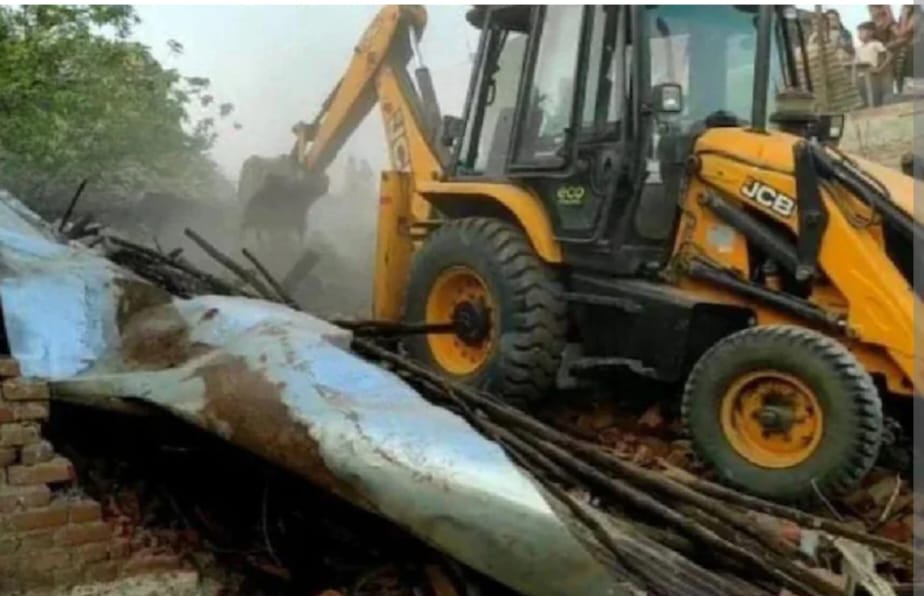 मगरपारा चौक से लेकर भारतीय नगर चौक तक हटाए गए कब्जे