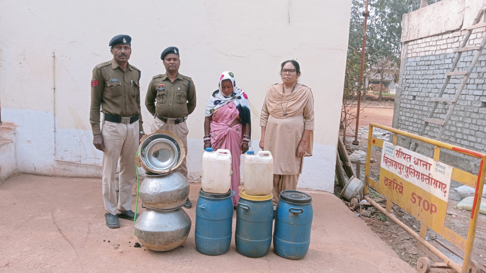 ग्राम खांडा में सीपत पुलिस की बड़ी कार्रवाई, 110 लीटर अवैध कच्ची महुआ शराब जब्त, महिला आरोपी गिरफ्तार