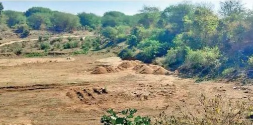 लोखंडी के सूखे तालाब में रेत छिपाकर माफिया की रातभर सप्लाई, खनिज विभाग की कार्रवाई नदारद
