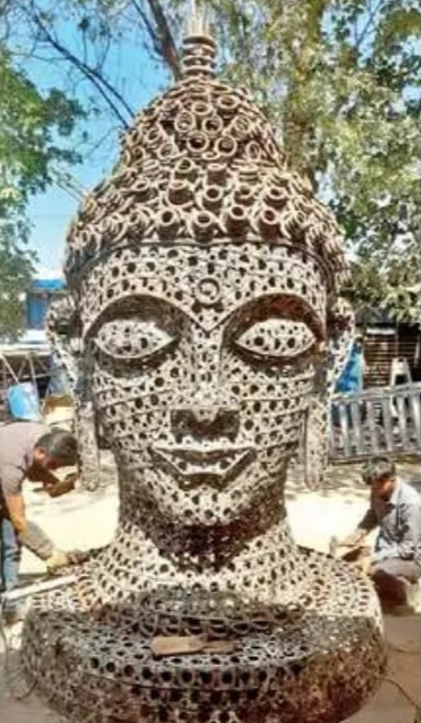 कबाड़ से करुणा का संदेश: रेलवे स्क्रैप से बनी 10 फीट ऊंची बुद्ध प्रतिमा