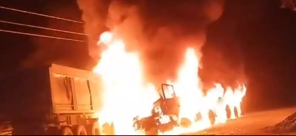 अकलतरा–बलौदा मार्ग पर तड़के भीषण सड़क हादसा, तीन ट्रेलर की टक्कर में चालक की मौत, एक गंभीर