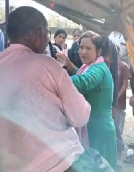 बीच सड़क महिला ने ऑटो चालक की पिटाई की, बच्चियों से छेड़छाड़ का आरोप, वीडियो वायरल