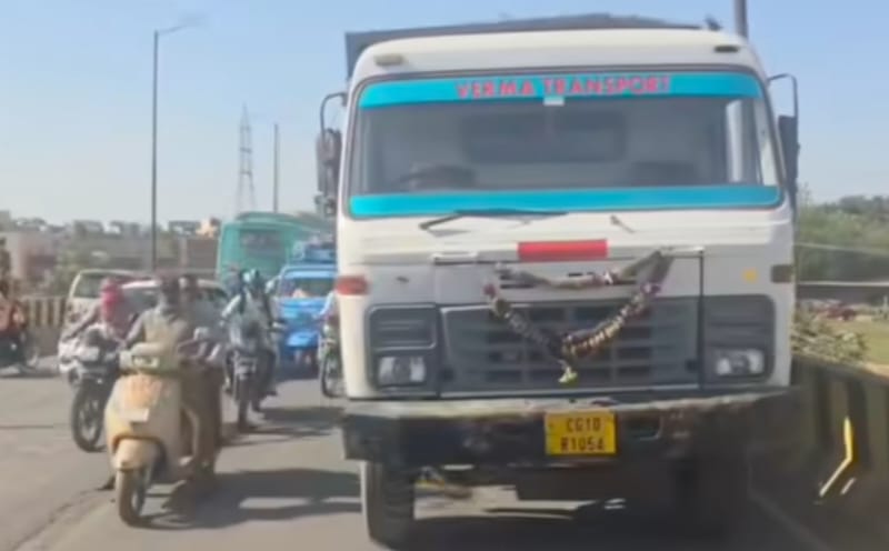 लाल खदान ओवर ब्रिज पर तेज रफ्तार हाईवा ने मारी मोटरसाइकिल सवार युवक को टक्कर, हालत गंभीर