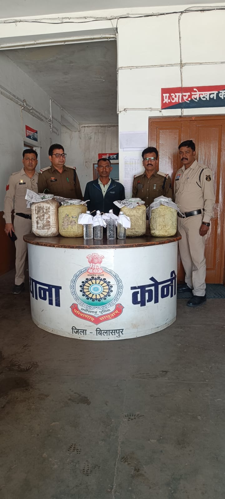 कोनी पुलिस का अवैध शराब कारोबार पर प्रहार, 55 लीटर कच्ची महुआ शराब जब्त, आरोपी गिरफ्तार