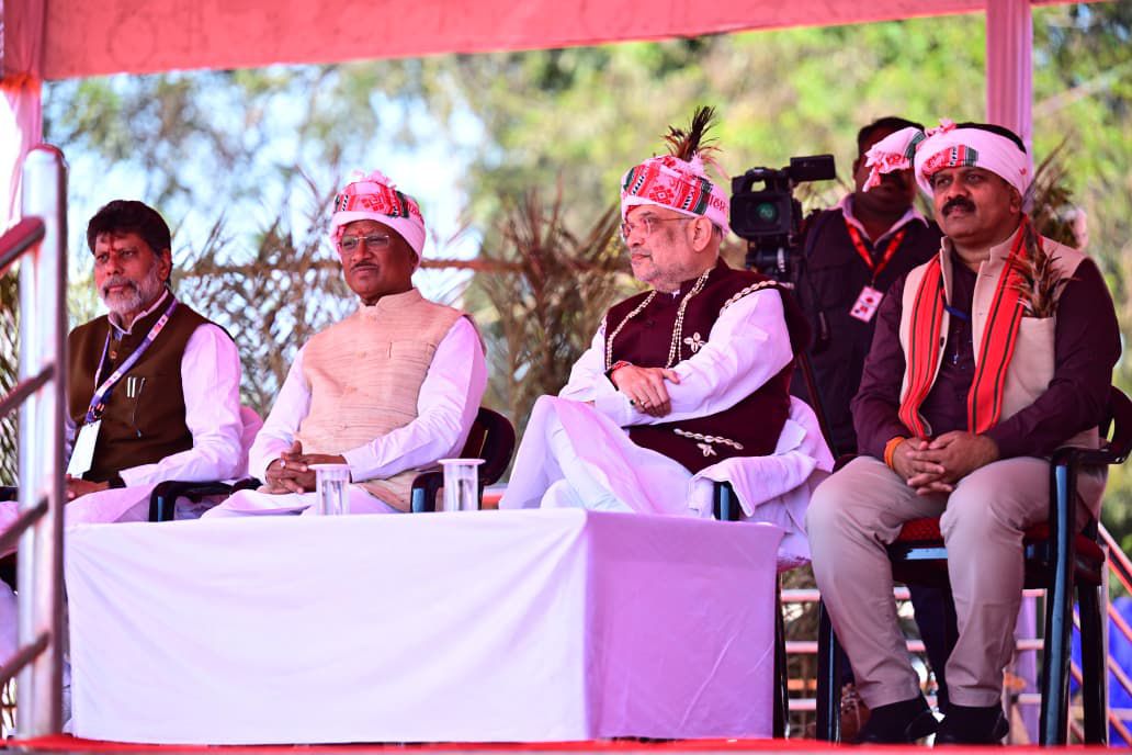 स्कूली बच्चों की प्रस्तुति से प्रभावित हुए केंद्रीय गृह मंत्री श्री शाह , ताली बजाकर बढ़ाया उत्साह