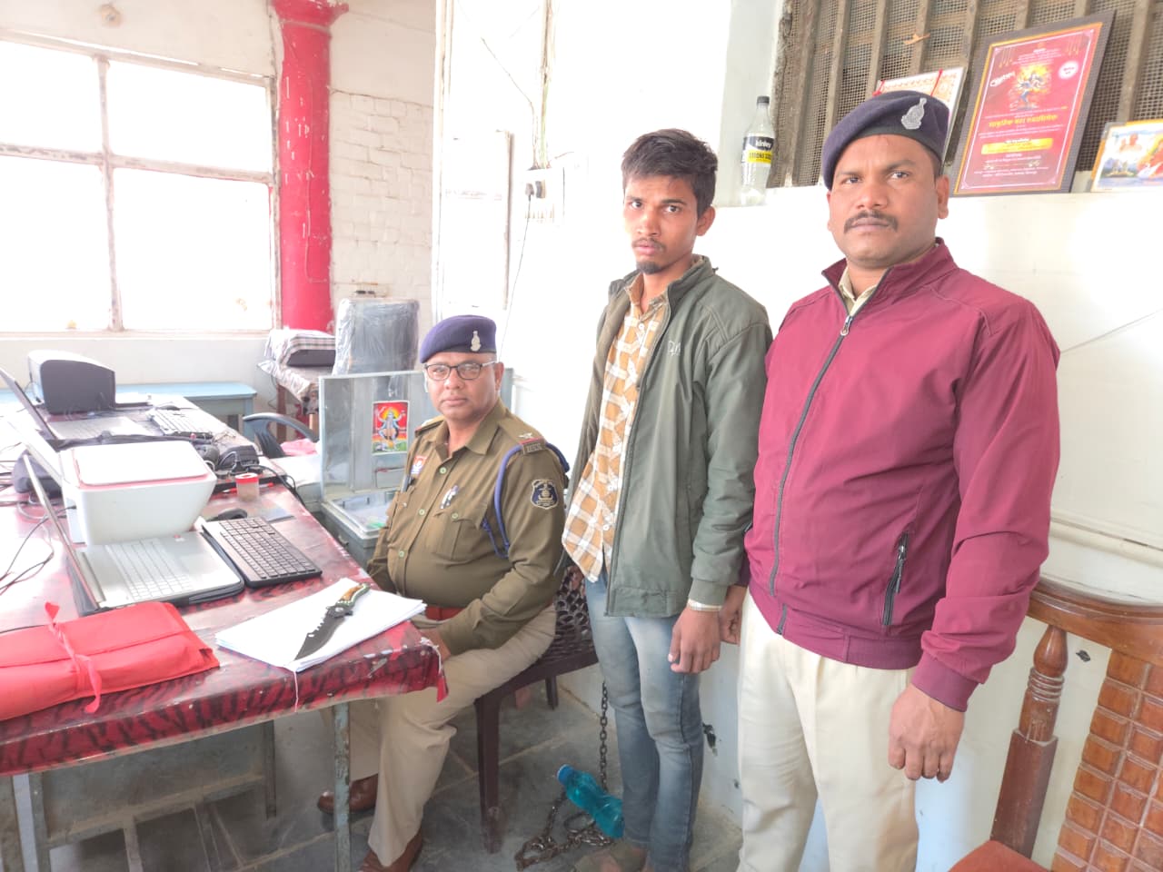 धारदार चाकू लहराकर लोगों को डराने वाला युवक गिरफ्तार, हथियार जब्त