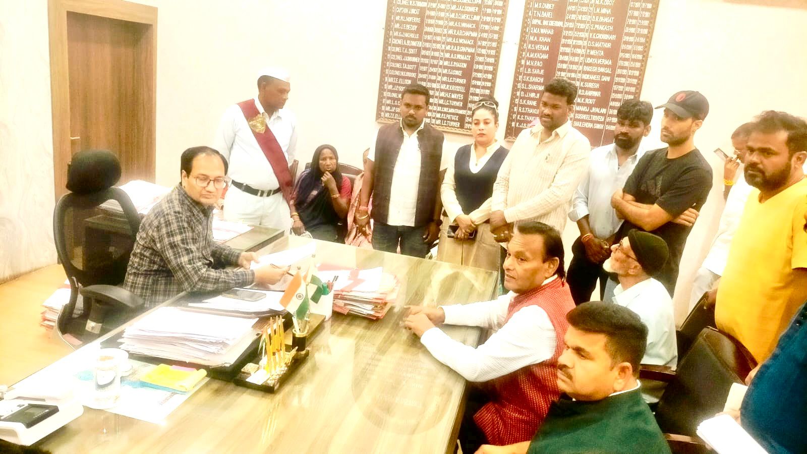 कांग्रेसियों का आरोप, जिंदा लोगों को बताया मृत व गायब: 117 मतदाताओं के नाम कटवाने फार्म-7 जमा, कलेक्टोरेट में कांग्रेस का हंगामा