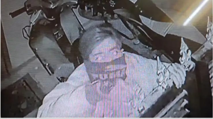 घर में सोता रहा प्रॉपर्टी डीलर का परिवार, चोर आलमारी से 50 हजार कैश ले उड़ा, भतीजी का कॉल आते ही दीवार फांदकर भागा आरोपी, सीसीटीवी में कैद हुई तस्वीरें