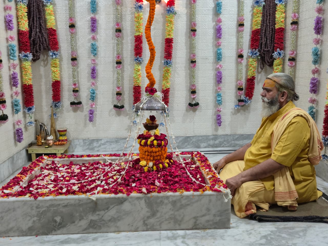 अखंड महारुद्राभिषेक, चार पहर की दिव्य पूजा और रुद्राक्ष वितरण: महाशिवरात्रि पर श्री पीतांबरा पीठ त्रिदेव मंदिर में भव्य आयोजन