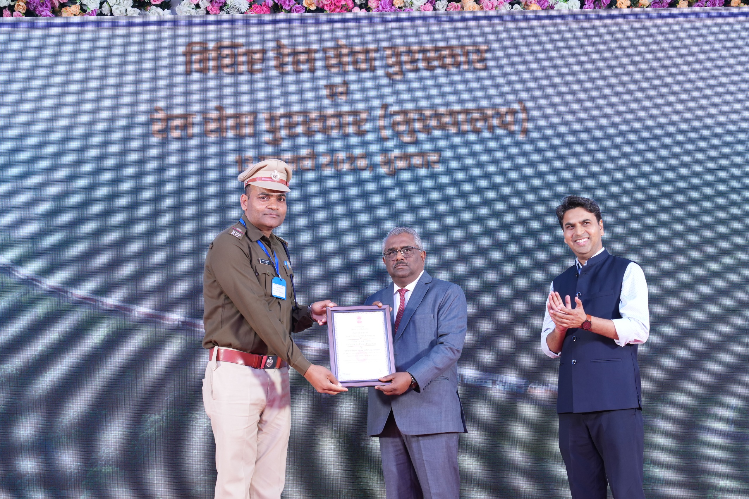 “उत्कृष्ट कार्य निष्पादन करने वाले 10 अधिकारियों एवं 63 कर्मचारियों को विशिष्ट रेल सेवा एवं रेल सेवा पुरस्कार से किया गया सम्मानित”