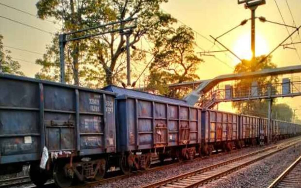 मालगाड़ी में लगी आग, समय रहते पाया नियंत्रण