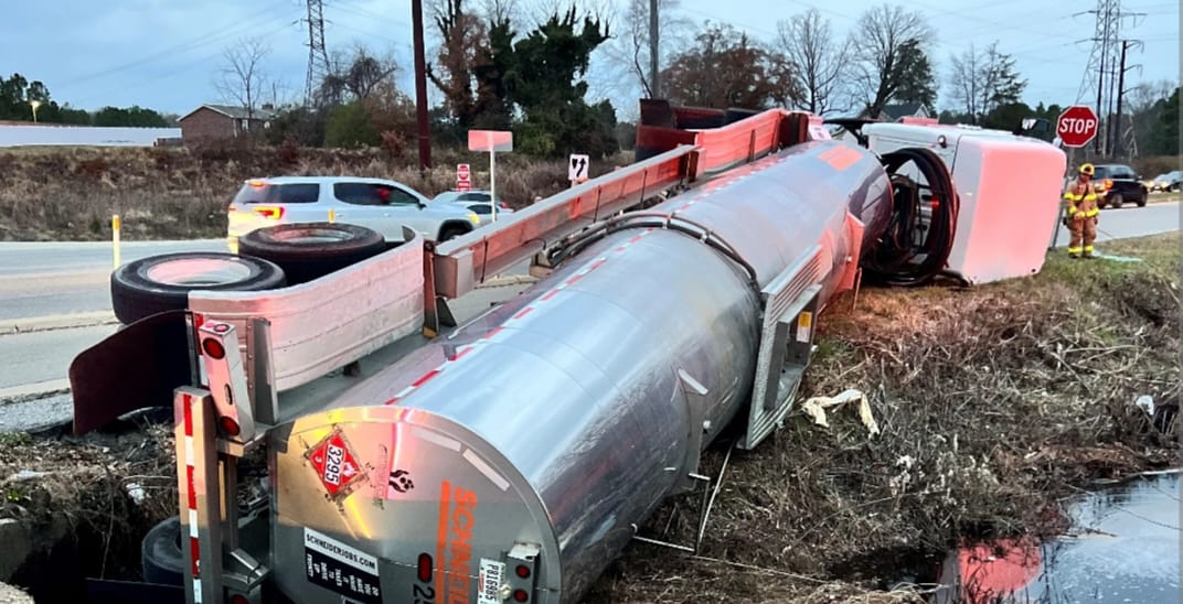 रतनपुर में केमिकल से भरा कंटेनर पलटा