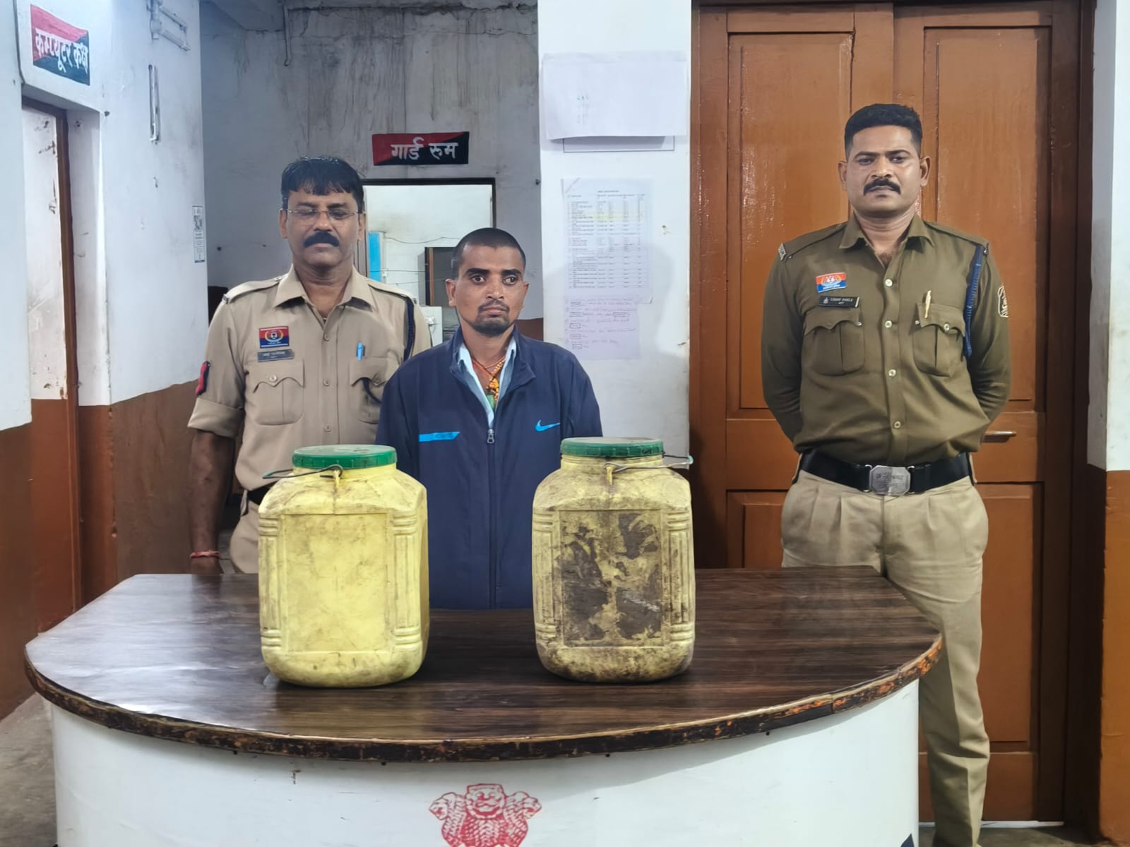 कोनी पुलिस ने 30 लीटर कच्ची महुआ शराब के साथ आरोपी को किया गिरफ्तार