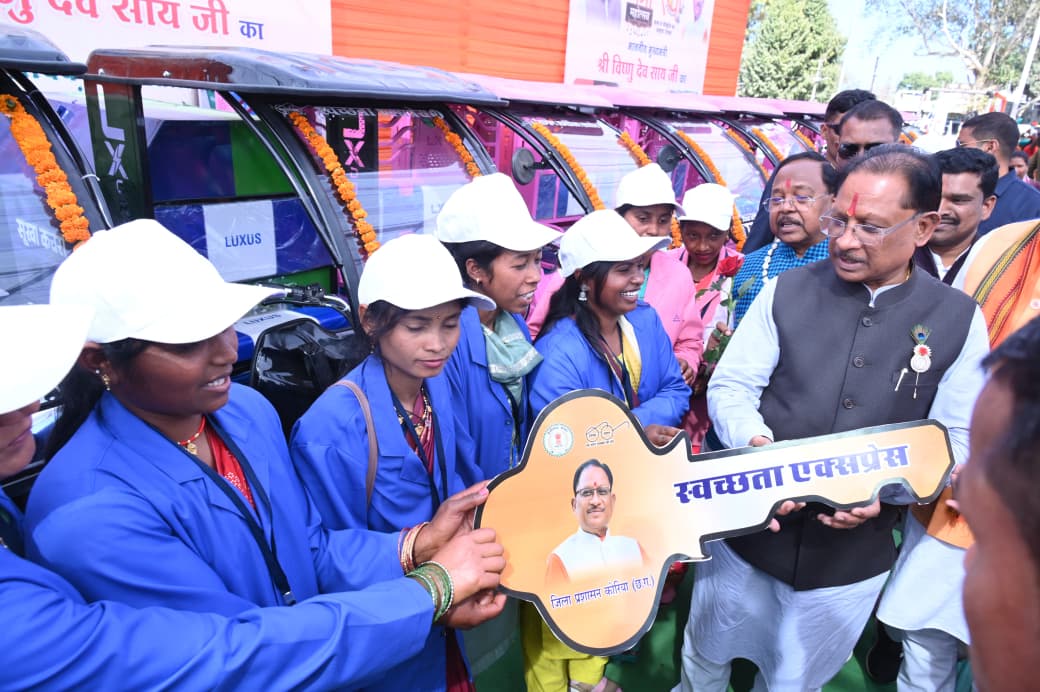 उज्ज्वला गैस, पिंक ई-रिक्शा और गार्बेज रिक्शा वितरण से आत्मनिर्भरता को मिला नया संबल