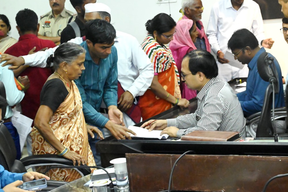 जनदर्शन में कलेक्टर ने सुनी लोगों की समस्याएं