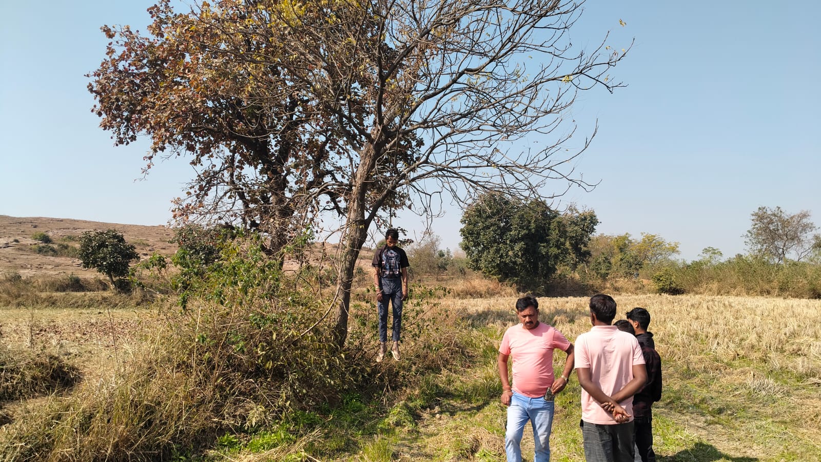 पैसे के लेनदेन विवाद के बाद युवक ने की खुदकुशी, एफआईआर दर्ज होने के दो दिन बाद पेड़ पर लटका मिला शव