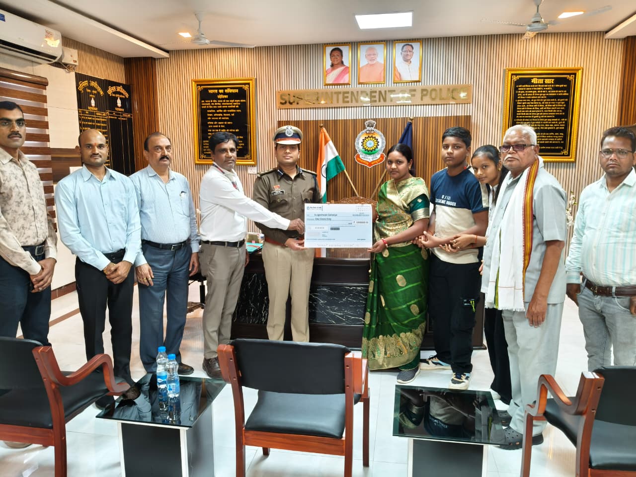 ड्यूटी के दौरान शहीद हुए आरक्षक राकेश डहरिया के परिजनों को ₹1 करोड़ की आर्थिक सहायता