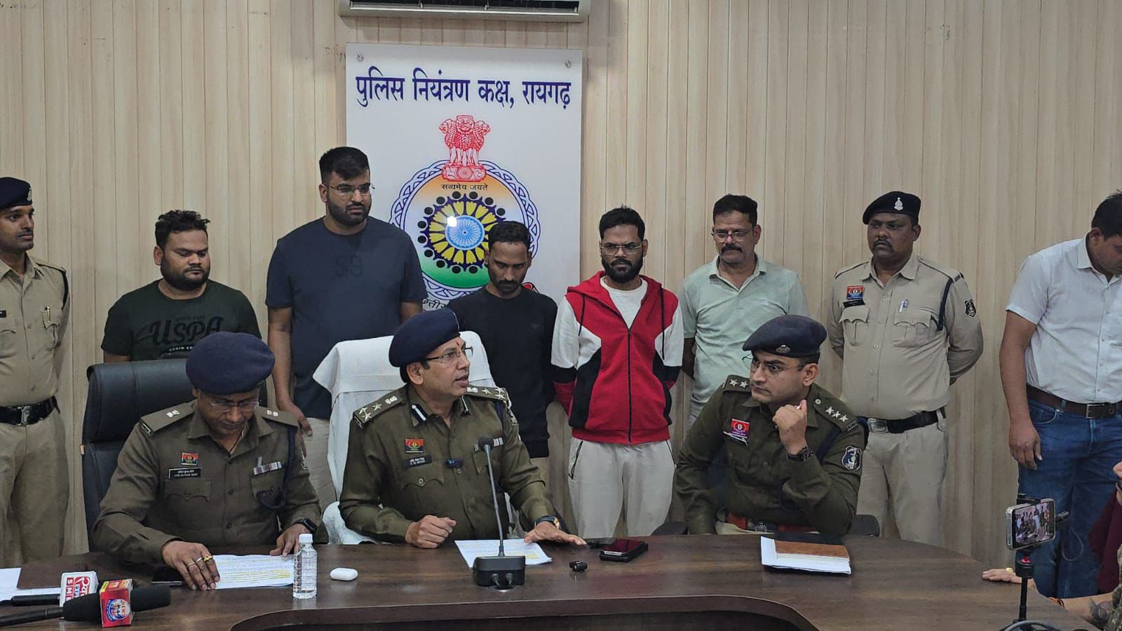 इंटर स्टेट क्रिकेट सट्टा गिरोह पर रायगढ़ पुलिस की बड़ी कार्रवाई, कोलकाता से 5 सटोरी गिरफ्तार, 25 मोबाइल, 3 लैपटॉप सहित करीब 6.50 लाख की संपत्ति जब्त