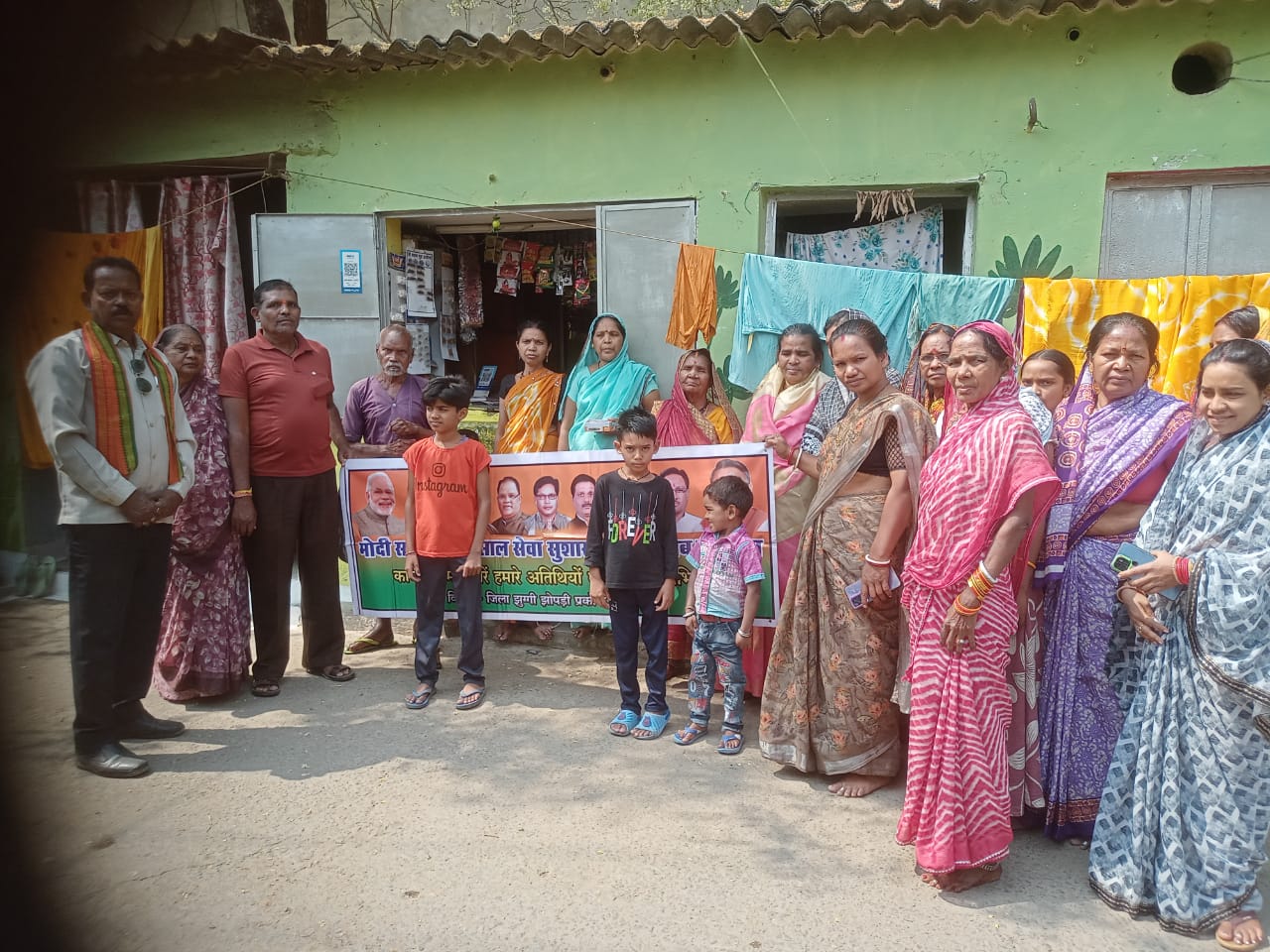 मुख्यमंत्री विष्णु देव साय के जन्मदिन पर भाजपा झुग्गी-झोपड़ी प्रकोष्ठ ने बांटी मिठाई
