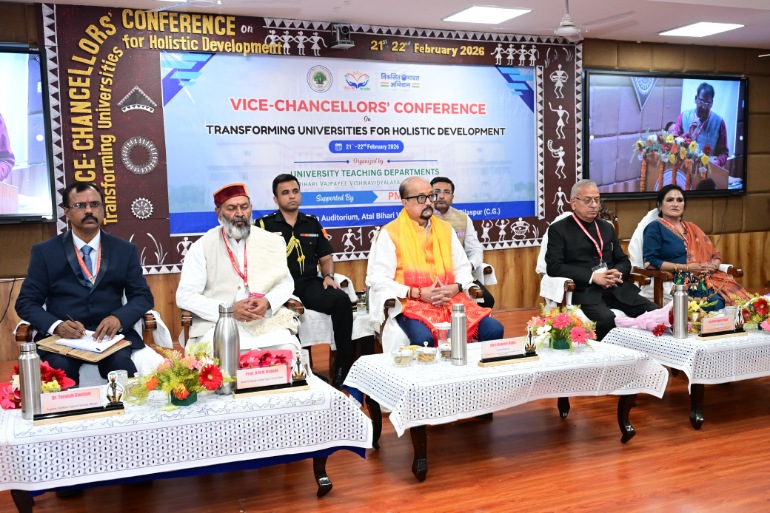 “ट्रांजैक्शन नहीं, ट्रांसफॉर्मेशन बने जीवन का लक्ष्य” : राज्यपाल रमेन डेका