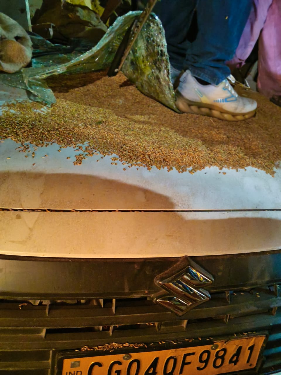 रायपुर में दर्दनाक सड़क हादसा: धान लदा ट्रक कार पर पलटा, पति-पत्नी और चालक की मौत