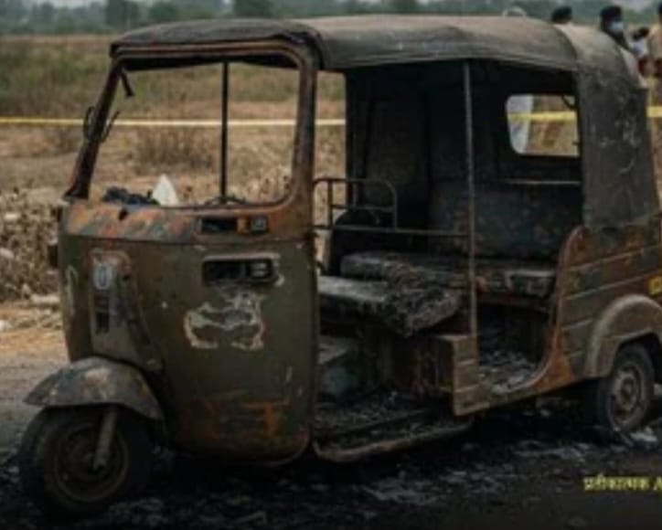 नशेड़ियों ने आटो को किया आग के हवाले