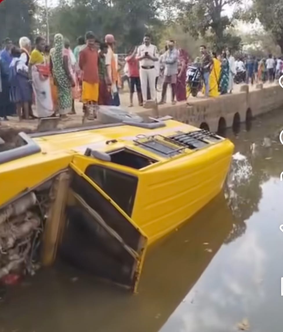 बालोद के मरारटोला में बड़ा हादसा: स्कूल वाहन पुल के नीचे गिरा, एक बच्चे की मौत, 13 से अधिक घायल