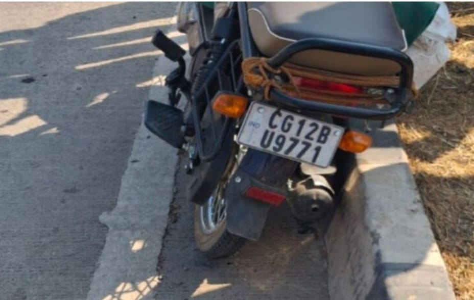 हाईवे पर ट्रेलर की ठोकर से महिला की मौत, पति गंभीर घायल