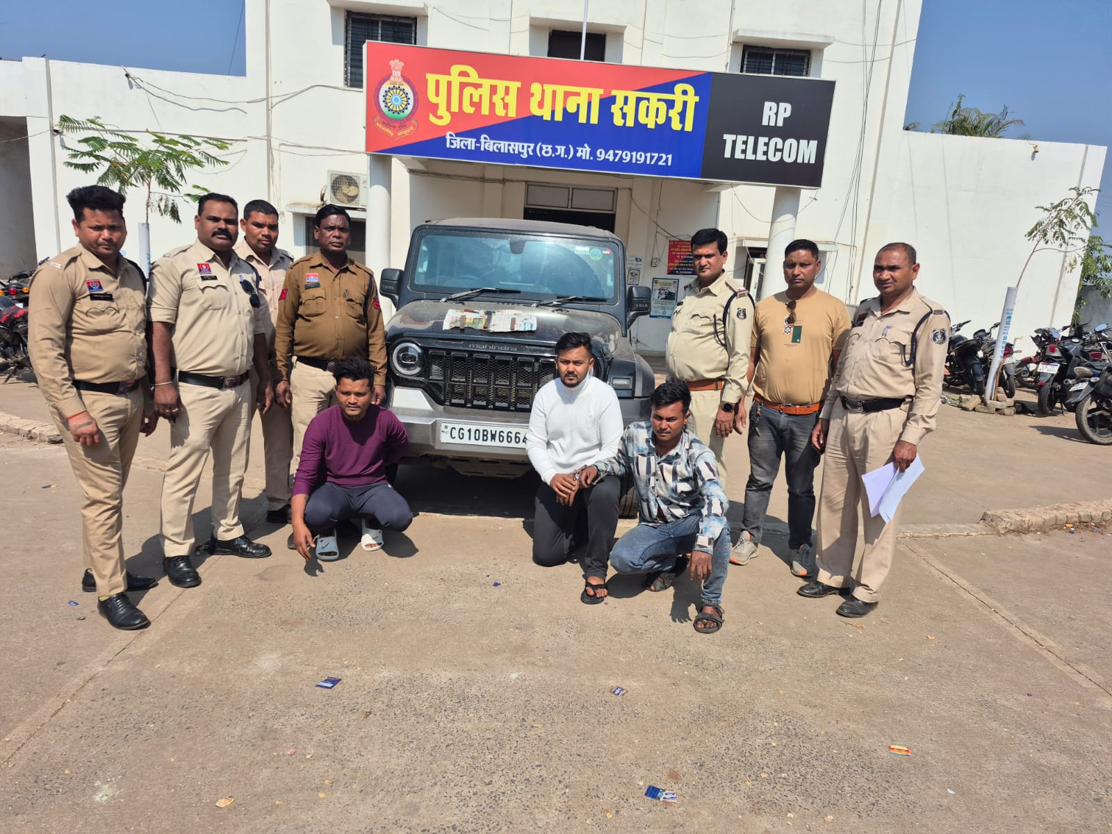 शराब के नशे में कार दौड़ाते चाकू लहराने वाले तीन युवक गिरफ्तार