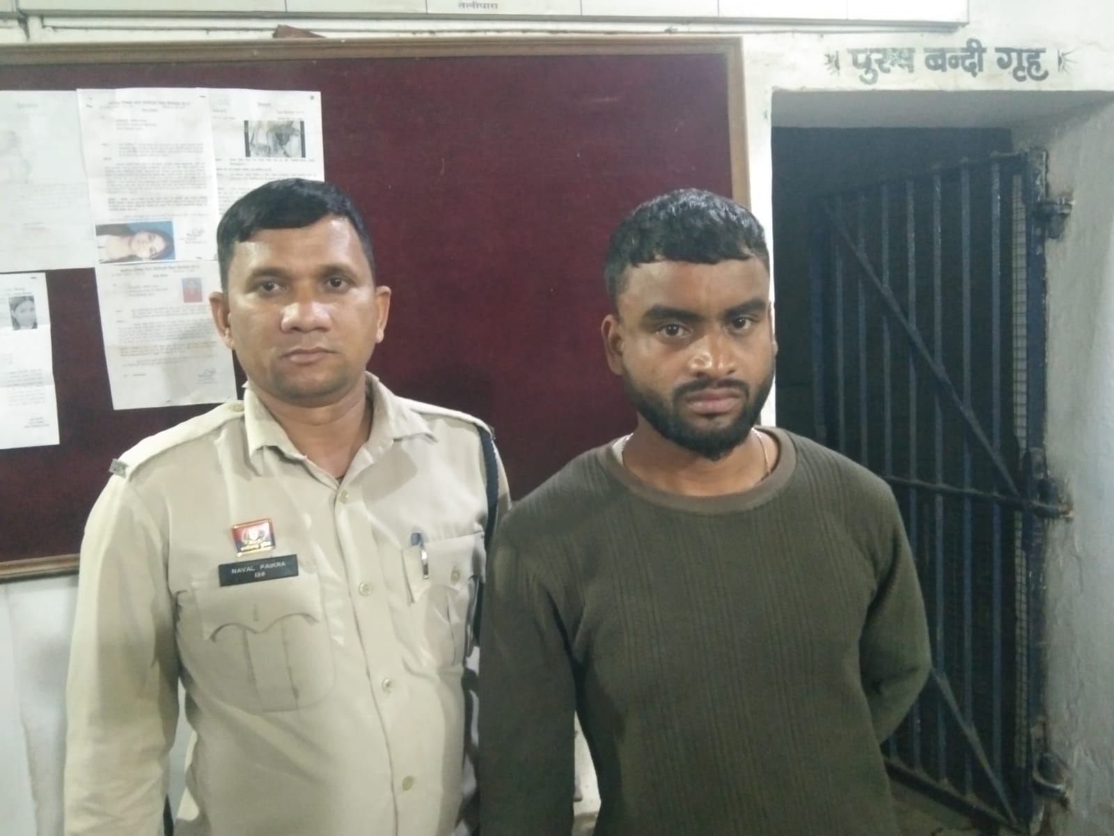 सरेआम चाकू लहराकर लोगों को डराने वाला युवक गिरफ्तार