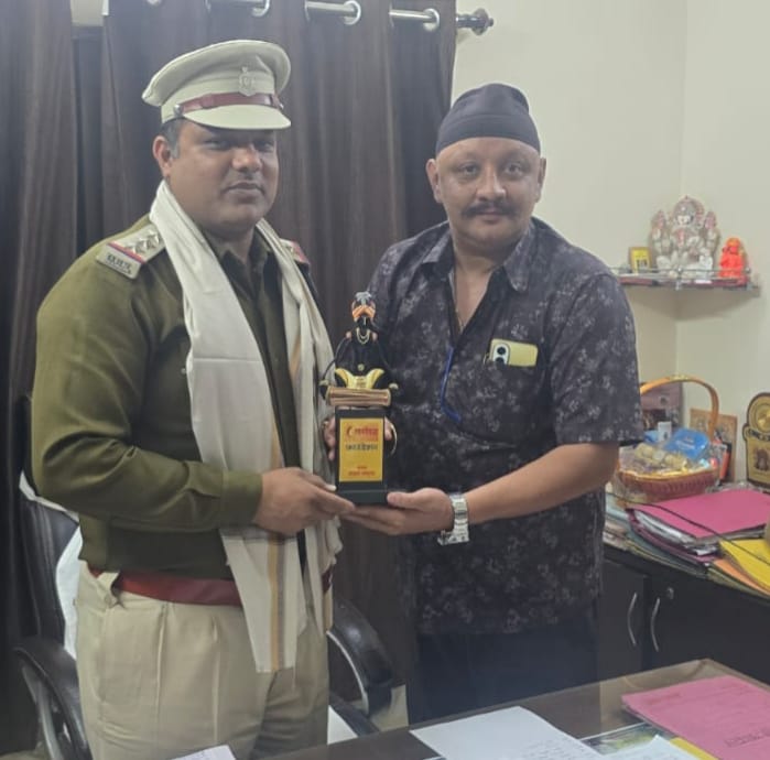 खाकी का सम्मान: स्वयं सिद्धा फाउन्डेशन ने किया सरकंडा थाना प्रभारी का सम्मान..