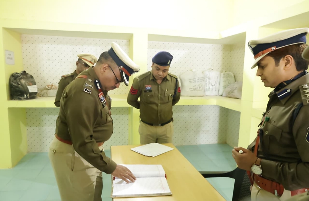 मुंगेली में आईजी रामगोपाल गर्ग का दो दिवसीय वार्षिक निरीक्षण सम्पन्न, शस्त्रागार भवन का लोकार्पण, लंबित प्रकरणों के त्वरित निराकरण के निर्देश