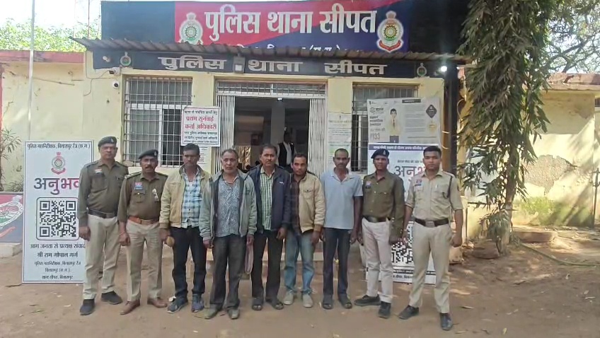 जेवरा जंगल से सागौन चोरी, पांच आरोपी गिरफ्तार, सीपत पुलिस की घेराबंदी में पिकअप समेत लकड़ी व आरा मशीन जब्त