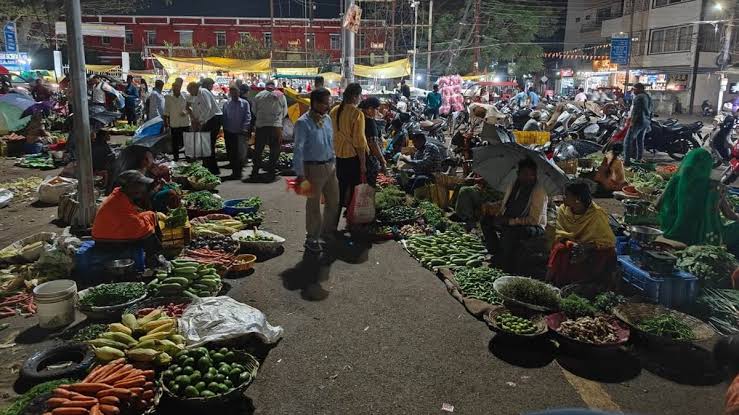 मुन्नुलाल स्कूल मैदान में शिफ्ट होगा बृहस्पति बाजार, व्यापारियों के लिए बनेंगे 200 अस्थायी शेड, जाम से मिलेगी राहत, लेकिन एक ही क्षेत्र में तीन बाजार लगने से व्यापारी नाराज