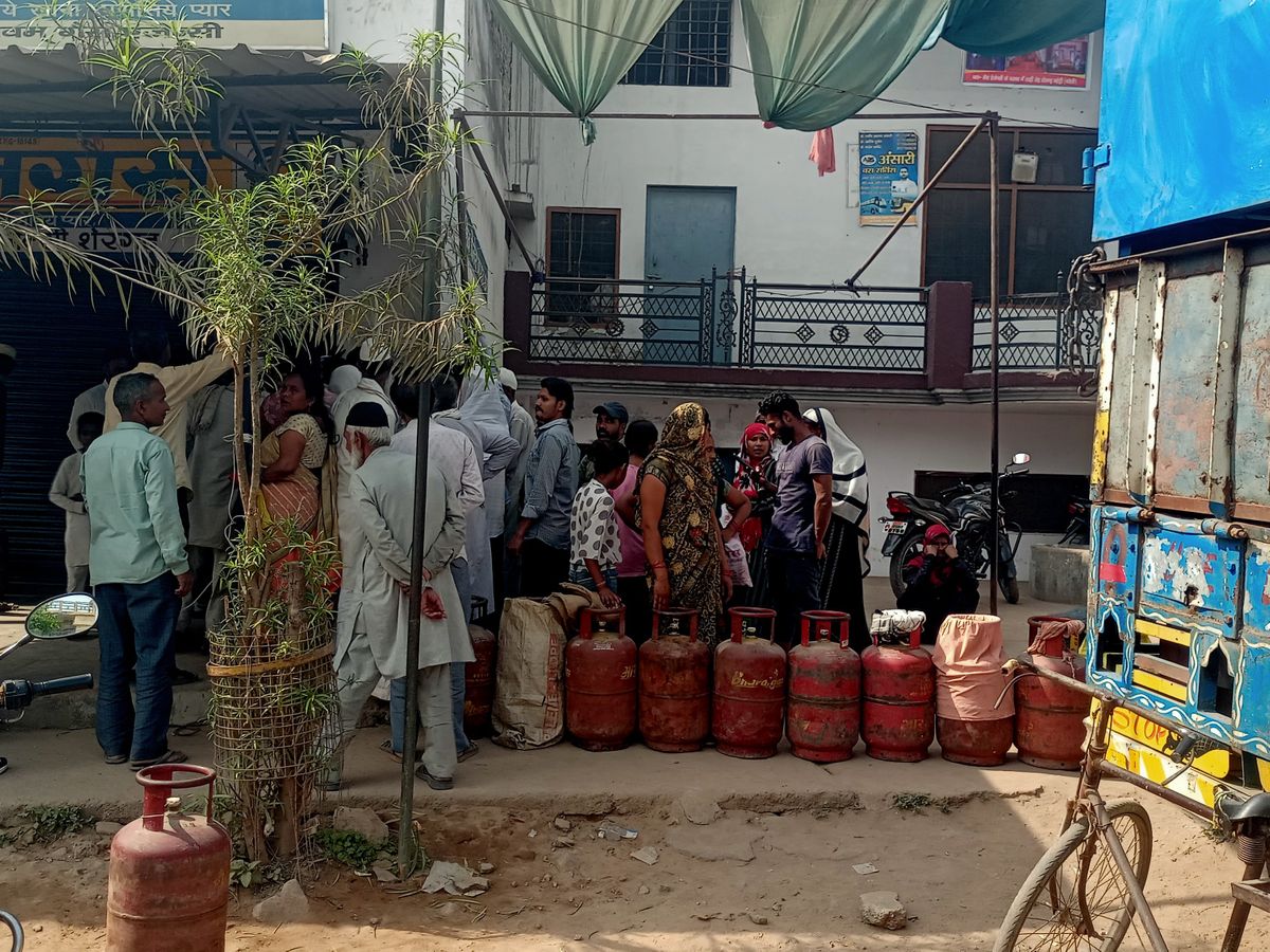 बिलासपुर में एलपीजी संकट: 30 से अधिक छोटे होटल-ठेले बंद, लोगों को चाय-नाश्ते के लिए भटकना पड़ा; कालाबाजारी पर छापेमारी में 126 सिलेंडर जब्त